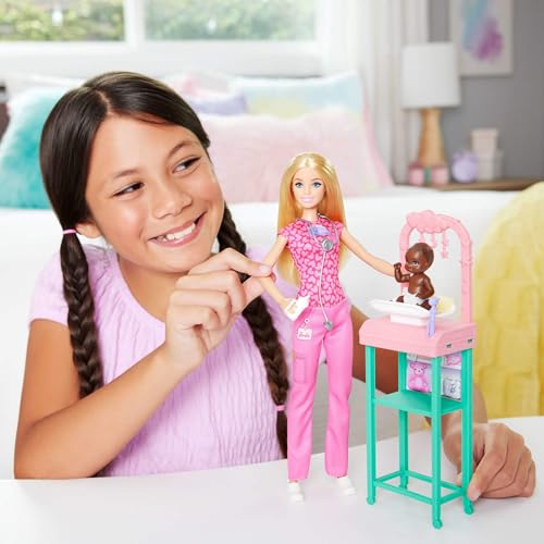 Barbie Coffret Pédiatre JCR72 : Poupée Blonde en Tenue de Travail Rose pour Jeunes Filles | Jouetdidées